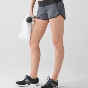 Lululemon Speed Short 4-way Stretch
Freckle Flower Black White / Black Size 8